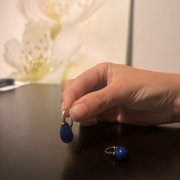 Vintage Style Blue Teardrop Leverback Earrings – Silver Tone with Faceted Stone - Picture 2 of 4